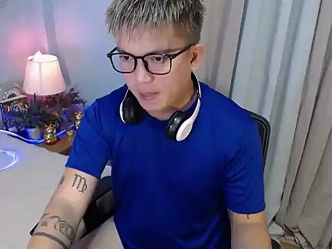 Snapshot of Fuckboii_intown chatting on July 8, 8:37 am Fuckboii intown online show from July 8, 8:37 am