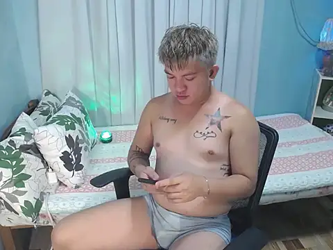 Snapshot of Fuckboii_intown chatting on October 1, 11:36 am Fuckboii intown online show from October 1, 11:36 am