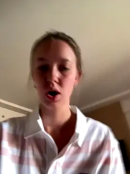 Snapshot of ElliRose chatting on October 18, 4:58 am ElliRose online show from October 18, 4:58 am