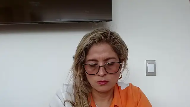 Snapshot of linda-mature43 chatting on October 15, 5:10 pm linda-mature43 online show from October 15, 5:10 pm