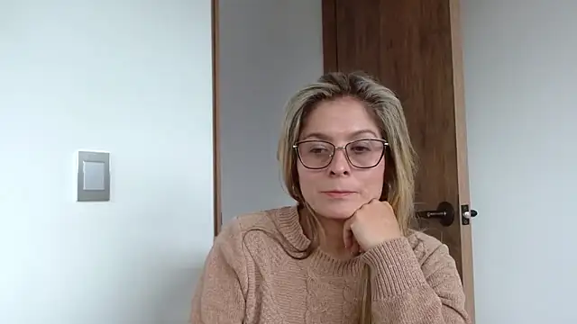 Snapshot of linda-mature43 chatting on October 21, 5:56 pm linda-mature43 online show from October 21, 5:56 pm