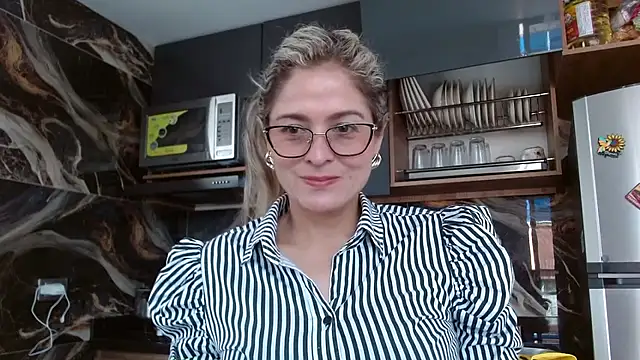 Snapshot of linda-mature43 chatting on October 2, 3:26 pm linda-mature43 online show from October 2, 3:26 pm