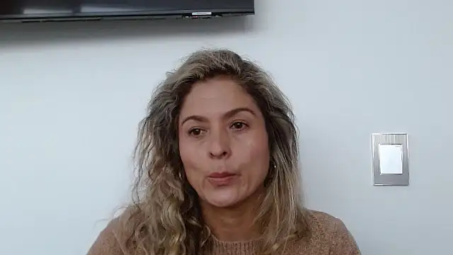 Snapshot of linda-mature43 chatting on October 11, 9:27 pm linda-mature43 online show from October 11, 9:27 pm