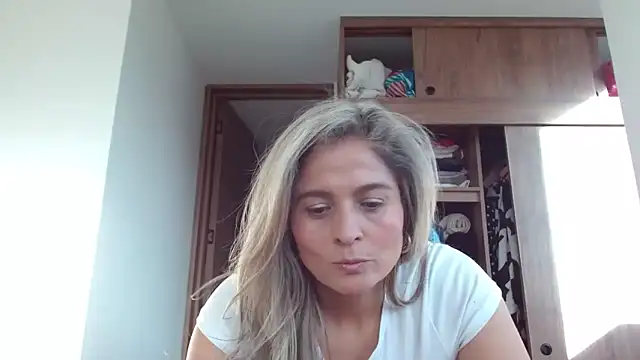 Snapshot of linda-mature43 chatting on September 13, 10:10 pm linda-mature43 online show from September 13, 10:10 pm