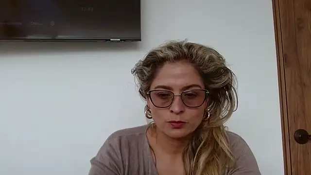 Snapshot of linda-mature43 chatting on October 9, 6:30 pm linda-mature43 online show from October 9, 6:30 pm