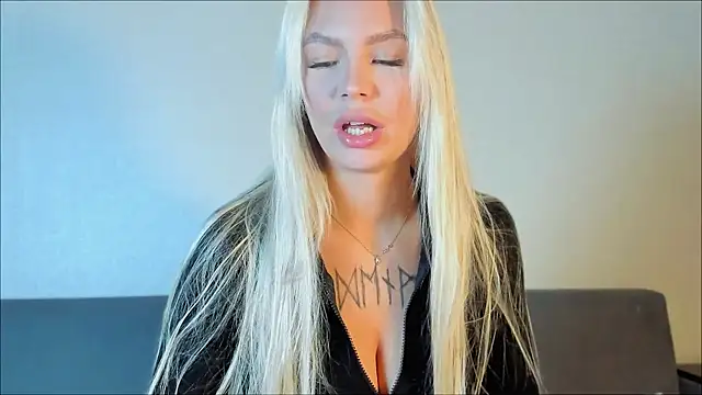 Snapshot of Eva_Re chatting on October 7, 6:14 am Eva Re online show from October 7, 6:14 am