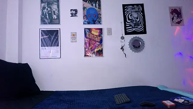 plutonbluemooon333 online show from November 28, 10:21 pm