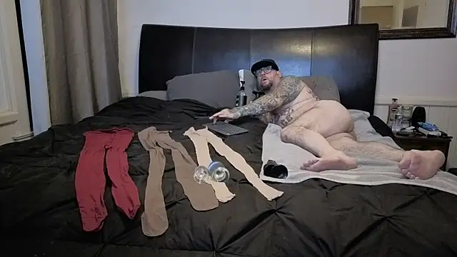 Snapshot of pantyhoselover54 chatting on November 25, 1:50 am pantyhoselover54 online show from November 25, 1:50 am