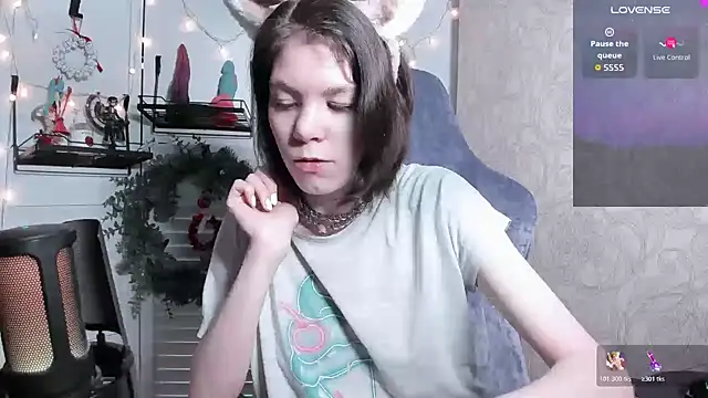 aestheticbeing online show from December 20, 7:33 am