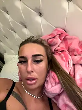 Snapshot of EllieMaeBaby chatting on October 25, 12:43 am EllieMaeBaby online show from October 25, 12:43 am