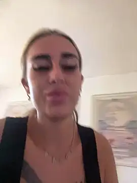Snapshot of EllieMaeBaby chatting on July 6, 6:54 pm EllieMaeBaby online show from July 6, 6:54 pm