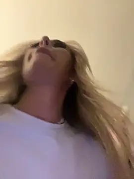 Snapshot of EllieMaeBaby chatting on November 16, 5:39 pm EllieMaeBaby online show from November 16, 5:39 pm