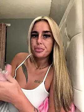 Snapshot of EllieMaeBaby chatting on December 14, 9:42 pm EllieMaeBaby online show from December 14, 9:42 pm