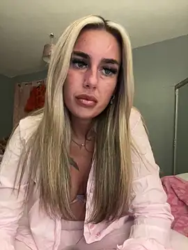 Snapshot of EllieMaeBaby chatting on December 16, 9:08 pm EllieMaeBaby online show from December 16, 9:08 pm