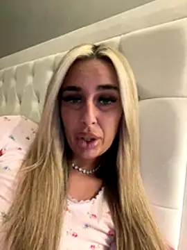 Snapshot of EllieMaeBaby chatting on November 15, 9:52 pm EllieMaeBaby online show from November 15, 9:52 pm