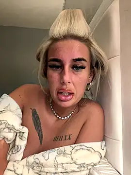 Snapshot of EllieMaeBaby chatting on November 24, 10:43 pm EllieMaeBaby online show from November 24, 10:43 pm