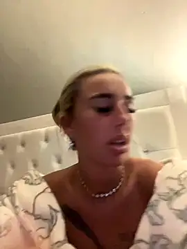 Snapshot of EllieMaeBaby chatting on November 11, 8:36 pm EllieMaeBaby online show from November 11, 8:36 pm