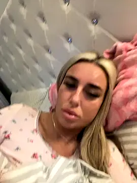 Snapshot of EllieMaeBaby chatting on December 4, 12:26 pm EllieMaeBaby online show from December 4, 12:26 pm