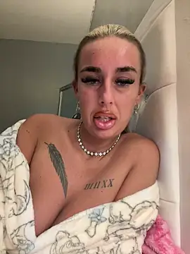 Snapshot of EllieMaeBaby chatting on November 14, 9:51 pm EllieMaeBaby online show from November 14, 9:51 pm