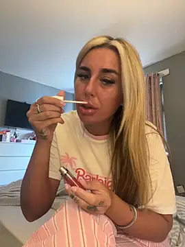 Snapshot of EllieMaeBaby chatting on December 5, 1:21 pm EllieMaeBaby online show from December 5, 1:21 pm