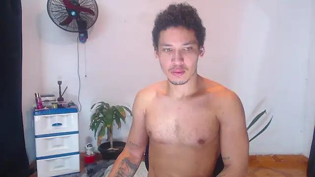 Snapshot of RuiMaddoox chatting on November 15, 3:27 pm RuiMaddoox online show from November 15, 3:27 pm