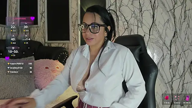 adelinemoretti online show from March 12, 4:22 pm