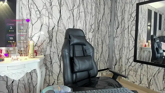 adelinemoretti online show from April 17, 3:48 pm