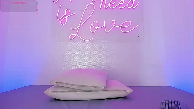 Snapshot of aleksandramiller_ chatting on October 2, 12:52 pm aleksandramiller online show from October 2, 12:52 pm