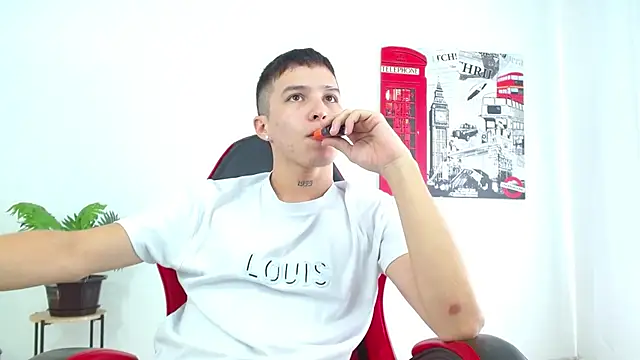 Snapshot of Cumandres18 chatting on November 26, 2:39 pm Cumandres18 online show from November 26, 2:39 pm