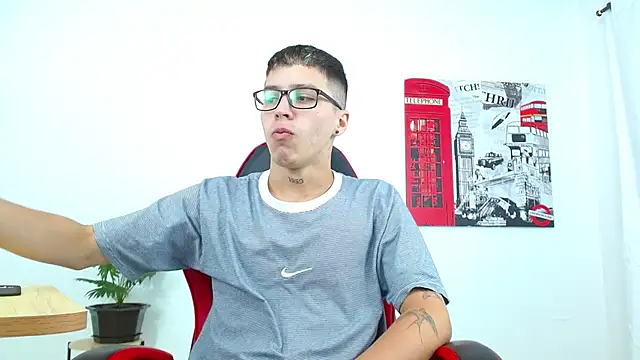 Snapshot of Cumandres18 chatting on September 17, 1:57 pm Cumandres18 online show from September 17, 1:57 pm