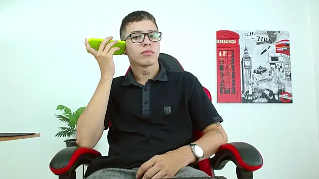 Snapshot of Cumandres18 chatting on September 11, 2:06 pm Cumandres18 online show from September 11, 2:06 pm