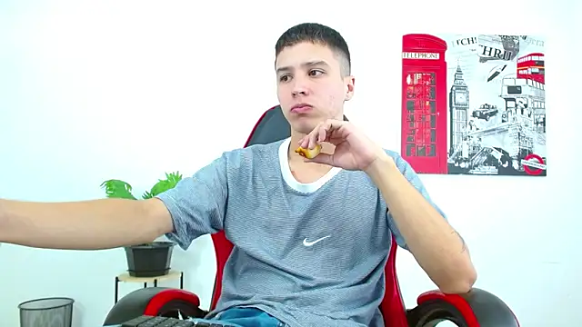 Snapshot of Cumandres18 chatting on October 8, 2:07 pm Cumandres18 online show from October 8, 2:07 pm