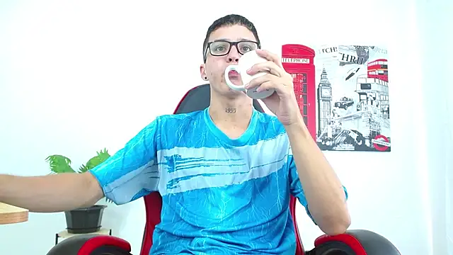 Snapshot of Cumandres18 chatting on September 24, 2:01 pm Cumandres18 online show from September 24, 2:01 pm