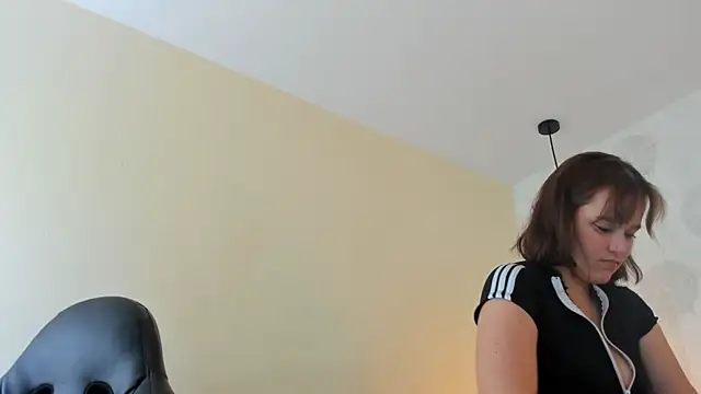 Snapshot of GIANAMILLER6 chatting on June 27, 12:11 pm GIANAMILLER6 online show from June 27, 12:11 pm