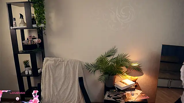 OdellaGillingham online show from December 2, 7:15 pm