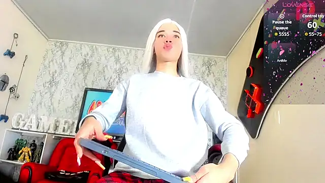 Madison Mujica online show from October 25, 11:09 am