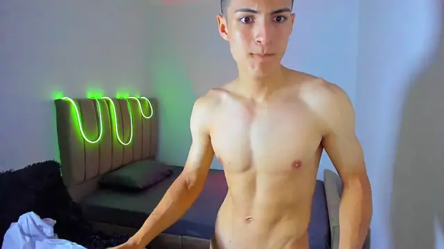 Snapshot of Matiius18 chatting on June 24, 2:26 pm Matiius18 online show from June 24, 2:26 pm