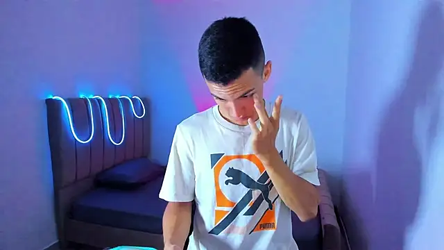 Snapshot of Matiius18 chatting on June 22, 2:03 pm Matiius18 online show from June 22, 2:03 pm
