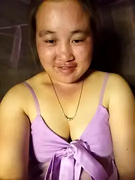 Snapshot of tthun1 chatting on April 8, 1:45 pm tthun1 online show from April 8, 1:45 pm