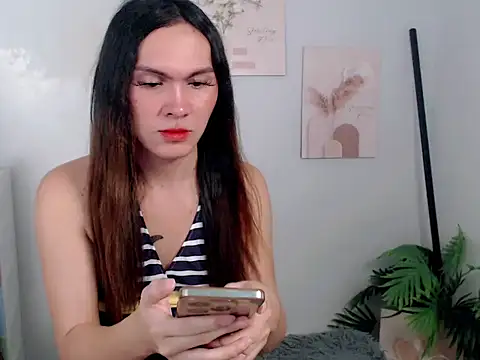 Snapshot of Pinkyweb_03 chatting on May 9, 3:43 am Pinkyweb 03 online show from May 9, 3:43 am