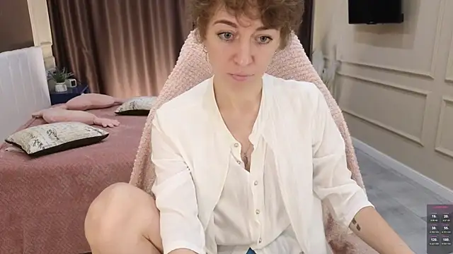 Snapshot of daniellia_ chatting on October 3, 9:11 am daniellia online show from October 3, 9:11 am