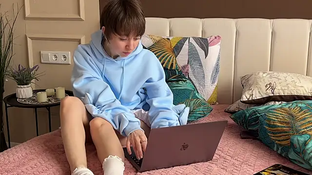 daniellia  online show from March 28, 2:18 pm