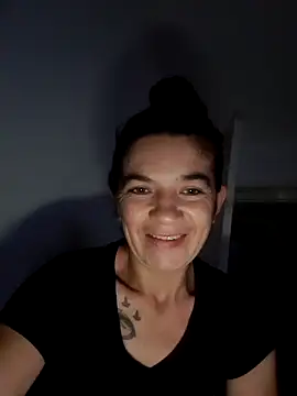 alinaalinutzq online show from November 2, 7:30 pm