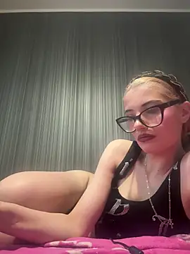 Snapshot of Larra69 chatting on June 10, 4:41 pm Larra69 online show from June 10, 4:41 pm