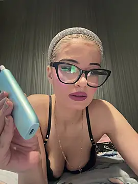 Snapshot of Larra69 chatting on June 23, 5:55 pm Larra69 online show from June 23, 5:55 pm