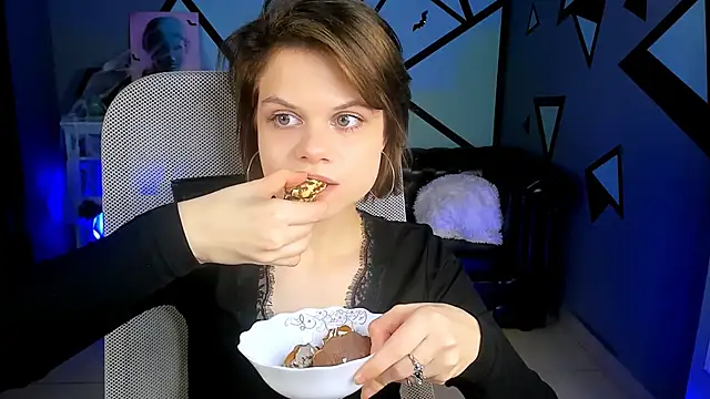 Snapshot of EllieMurler chatting on October 23, 1:10 pm EllieMurler online show from October 23, 1:10 pm