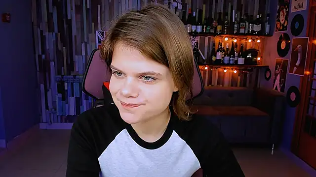 Snapshot of EllieMurler chatting on November 11, 9:04 am EllieMurler online show from November 11, 9:04 am