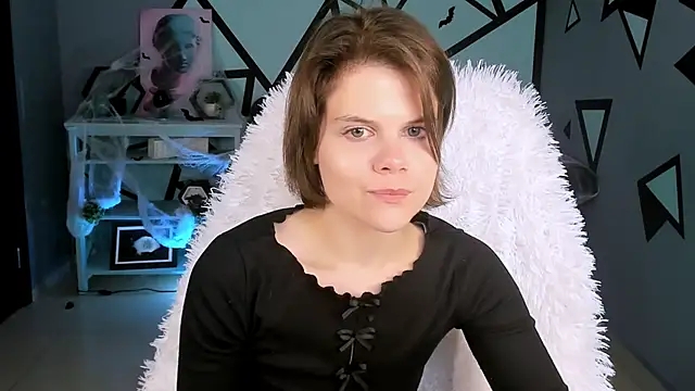 Snapshot of EllieMurler chatting on October 18, 9:11 am EllieMurler online show from October 18, 9:11 am