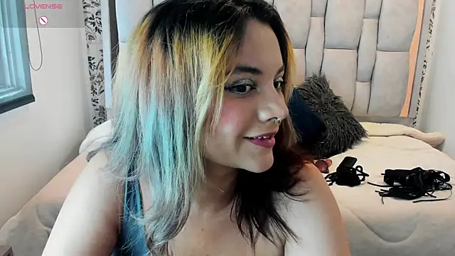 Snapshot of Kiara_Cruz__ chatting on May 15, 7:56 pm Kiara Cruz online show from May 15, 7:56 pm