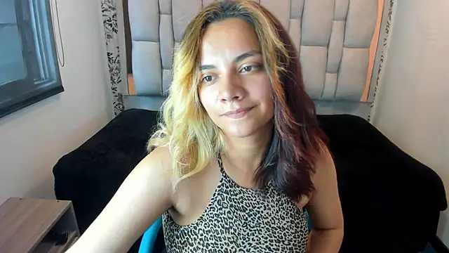 Snapshot of Kiara_Cruz__ chatting on July 15, 8:05 pm Kiara Cruz online show from July 15, 8:05 pm